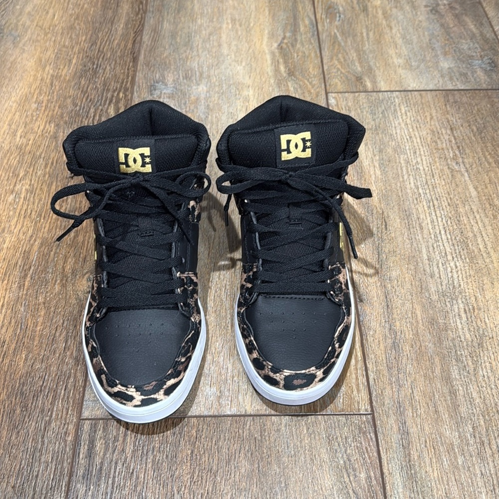 DC Women’s leopard accented skateboarding shoe.